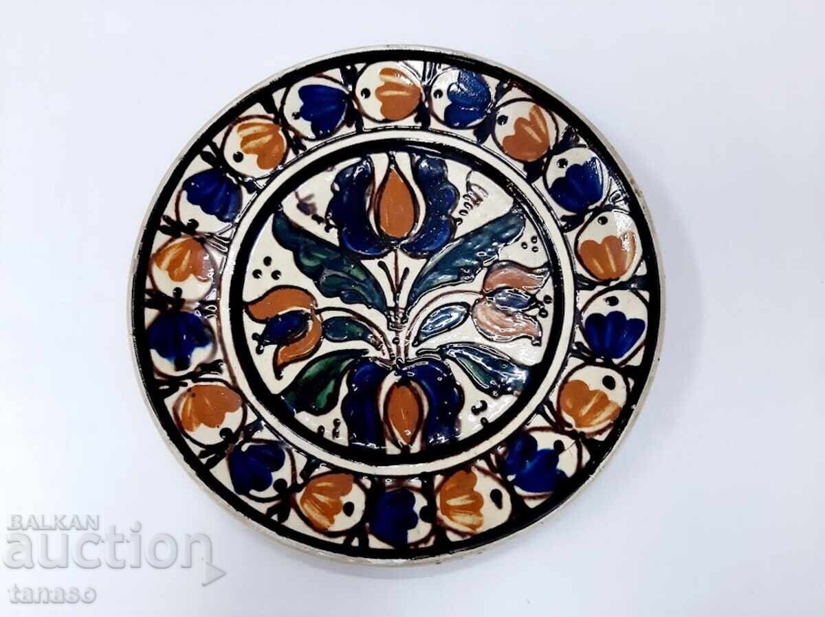 Farfurie decorativă de perete din ceramică bulgărească – pictată manual – motive florale cu preț € 18.00 | 35.21 BGN