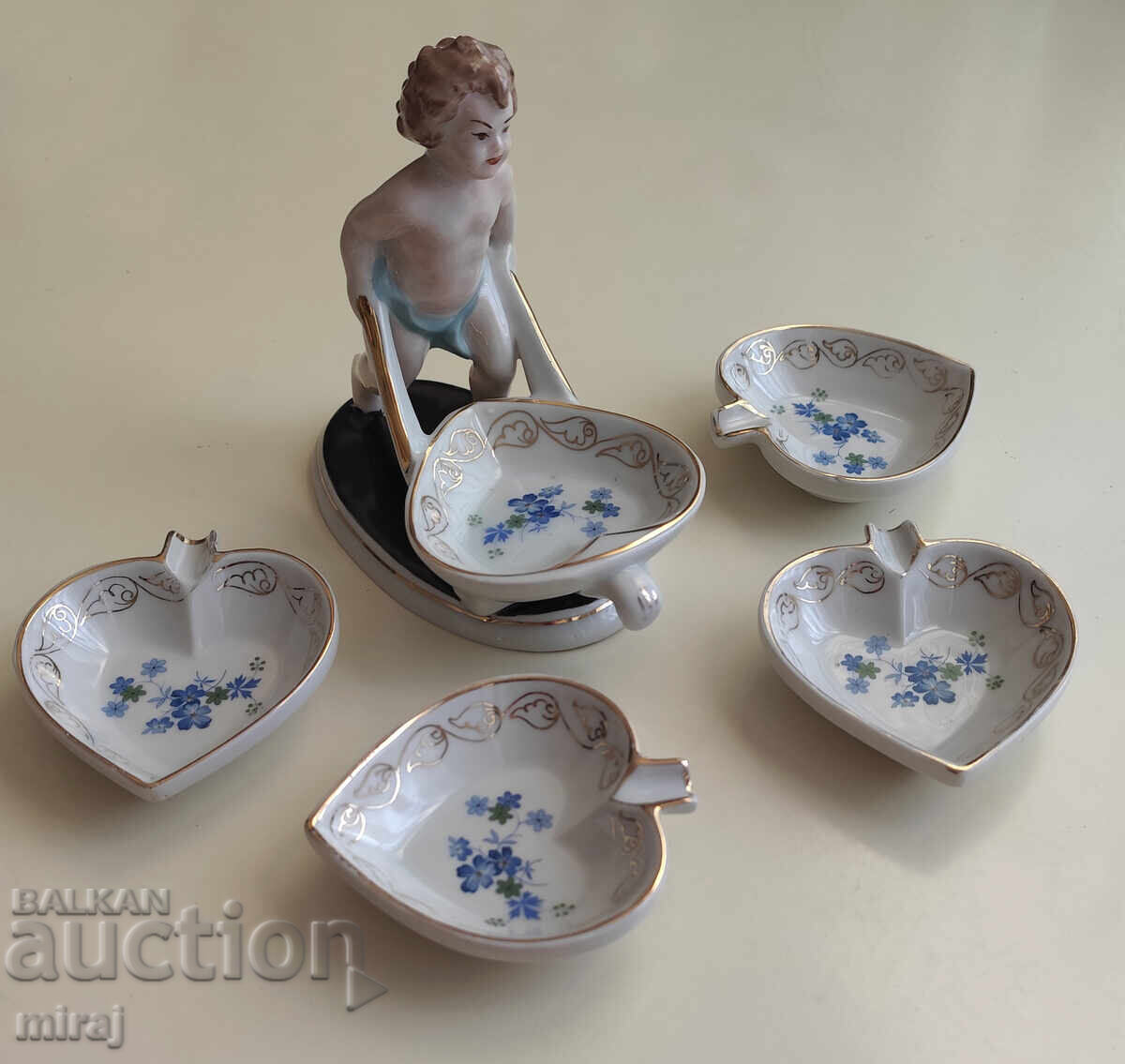 Стара българска порцеланова статуетка от С.И.П. с цена € 135.00 | 264.04 лв. Стара българска порцеланова статуетка от С.И.П. с цена € 135.00 | 264.04 лв.