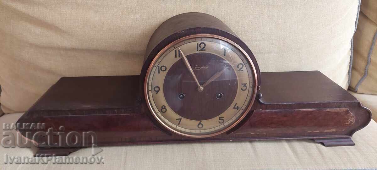 Mechanical table clock for connoisseurs
