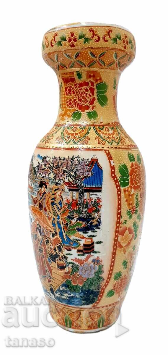 Auction  Vintage Chinese porcelain vase, hand-painted, ladies