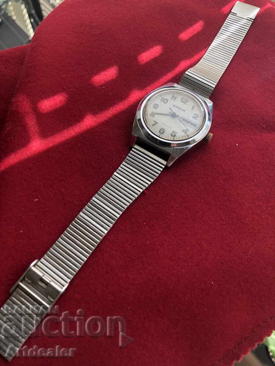 Ретро Класика! Работеща Механичен часовник Raketa "Училищна" с цена € 1.00 | 1.96 лв. Ретро Класика! Работеща Механичен часовник Raketa "Училищна" с цена € 1.00 | 1.96 лв.