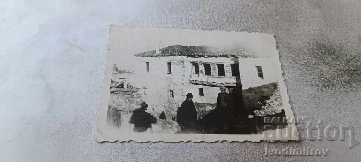 Fotografie Macedonia Doi bărbați în fața unei case