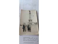 Fotografie Ruse bărbați femei în fața monumentului Libertății 1936