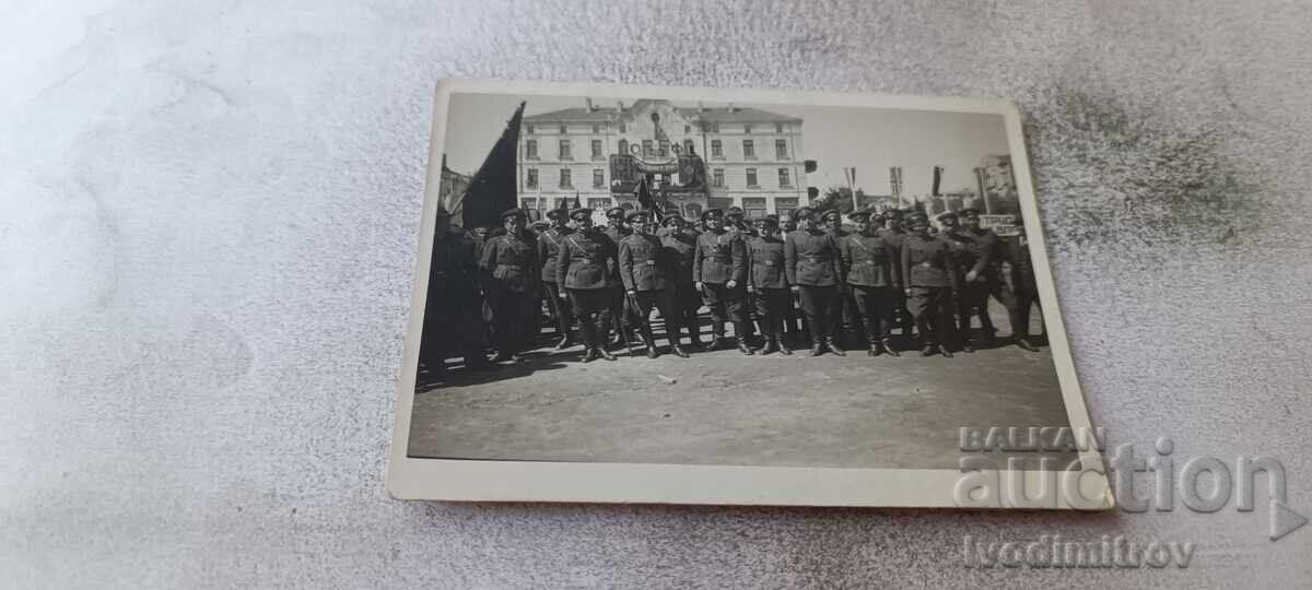 Снимка Офицери и войници на площада 1 Май