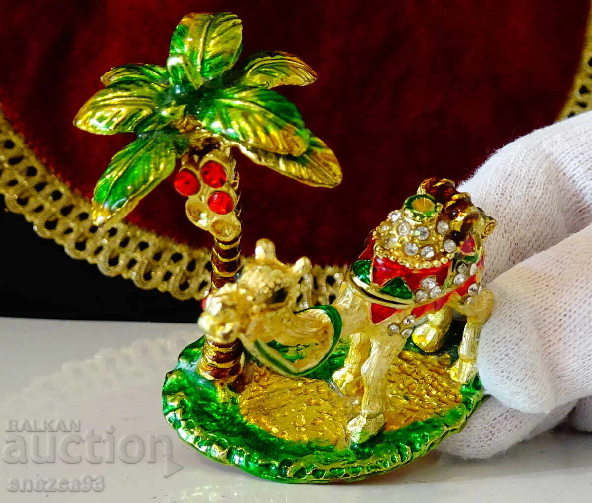 Delivery of Gold-plated box, camel figurine, palm tree, crystals Delivery of Gold-plated box, camel figurine, palm tree, crystals