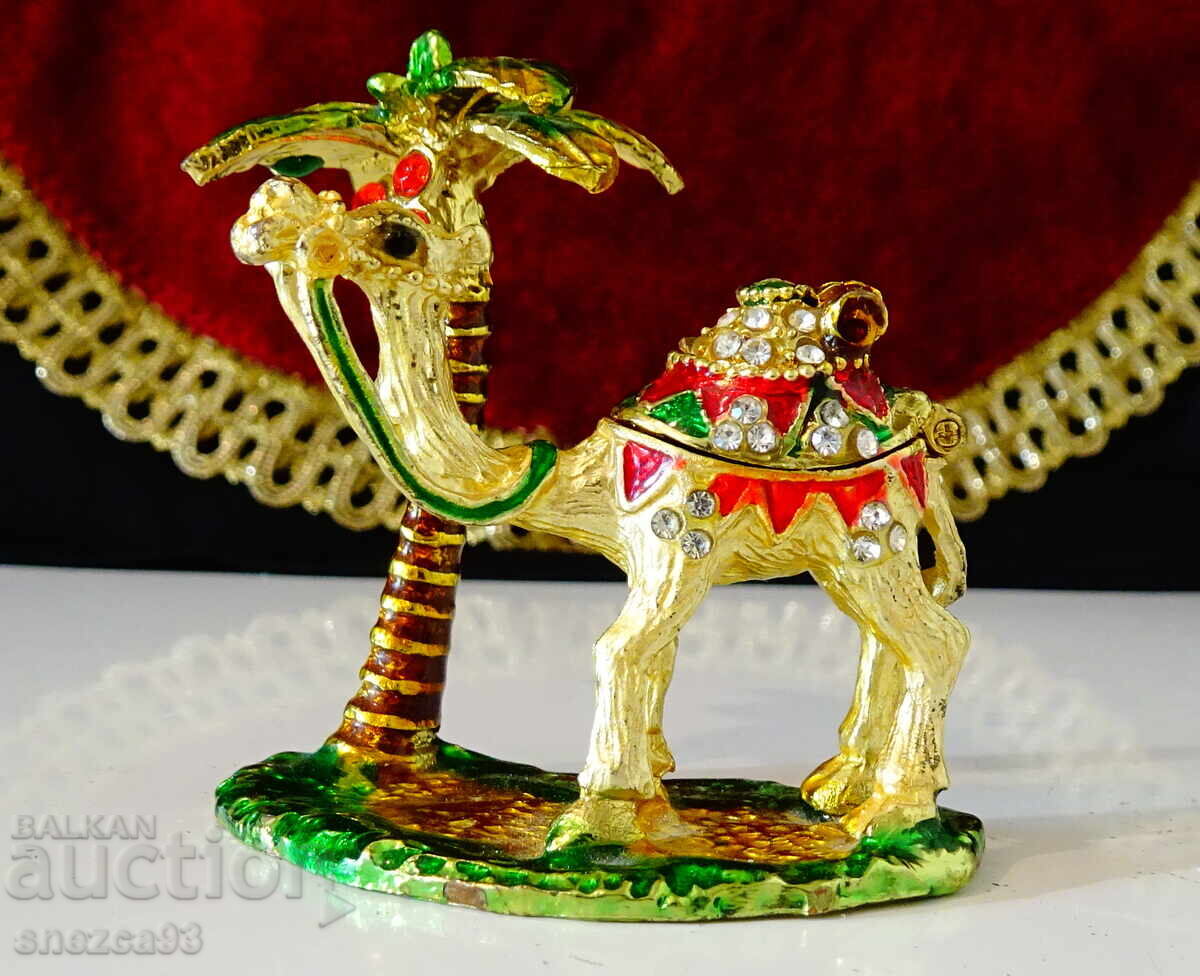 Gold-plated box, camel figurine, palm tree, crystals Gold-plated box, camel figurine, palm tree, crystals