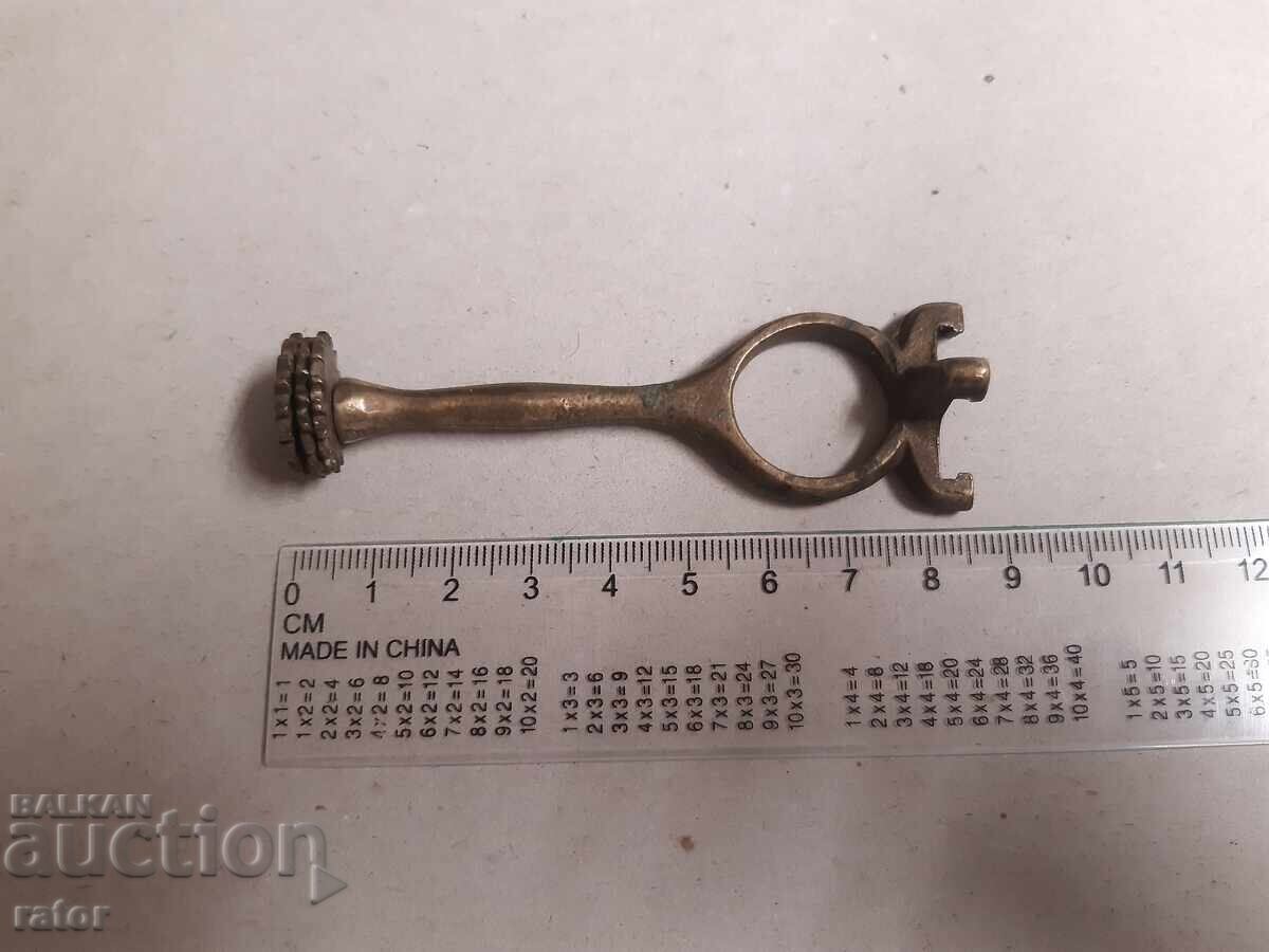 Extractor vechi de bronz, colector de tuburi, vergea de curățare pentru pușcă cu preț € 8.00 | 15.65 BGN Extractor vechi de bronz, colector de tuburi, vergea de curățare pentru pușcă cu preț € 8.00 | 15.65 BGN