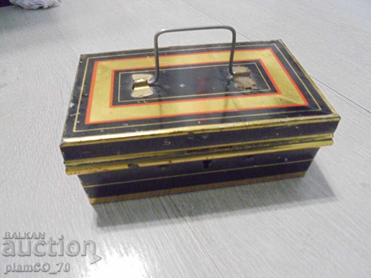 Nr. 8671 cutie veche din metal / tablă