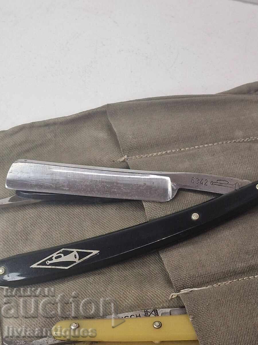 Licitație Colecție de briciuri Solingen. 6 bucăți în husă din material textil Licitație Colecție de briciuri Solingen. 6 bucăți în husă din material textil