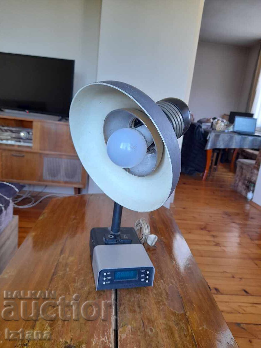 Lampă veche, ceas Electronice cu preț € 57.00 | 111.48 BGN