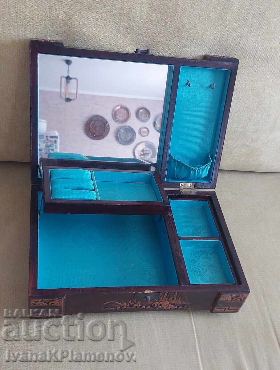Auction  Woodcarved vintage jewelry box for connoisseurs