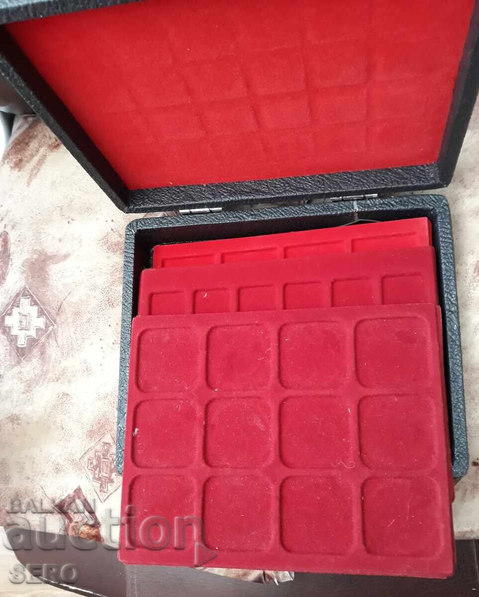 Auction  Coin case with 6 trays /3 pieces missing/