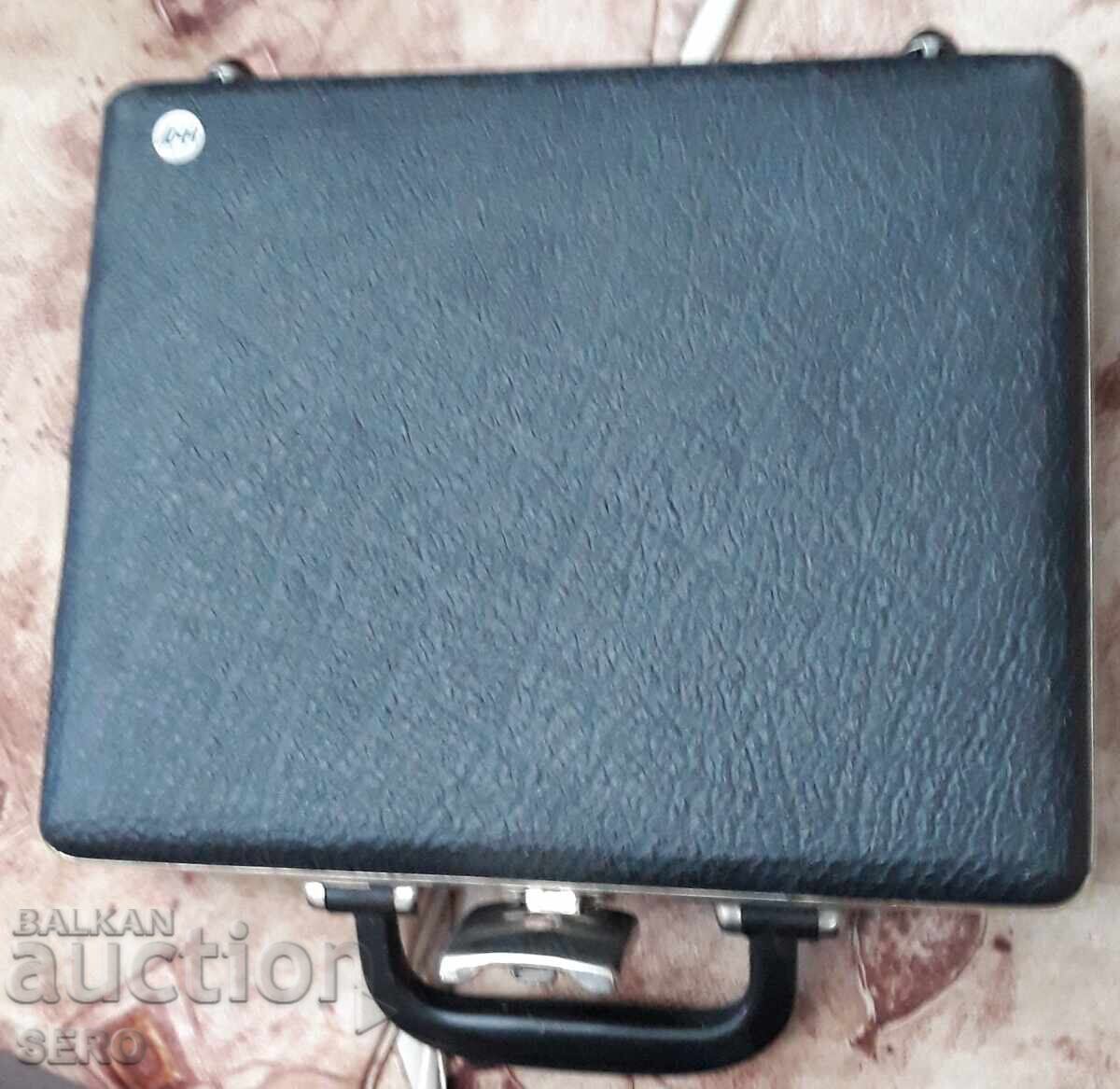 Coin case with 6 trays /3 pieces missing/