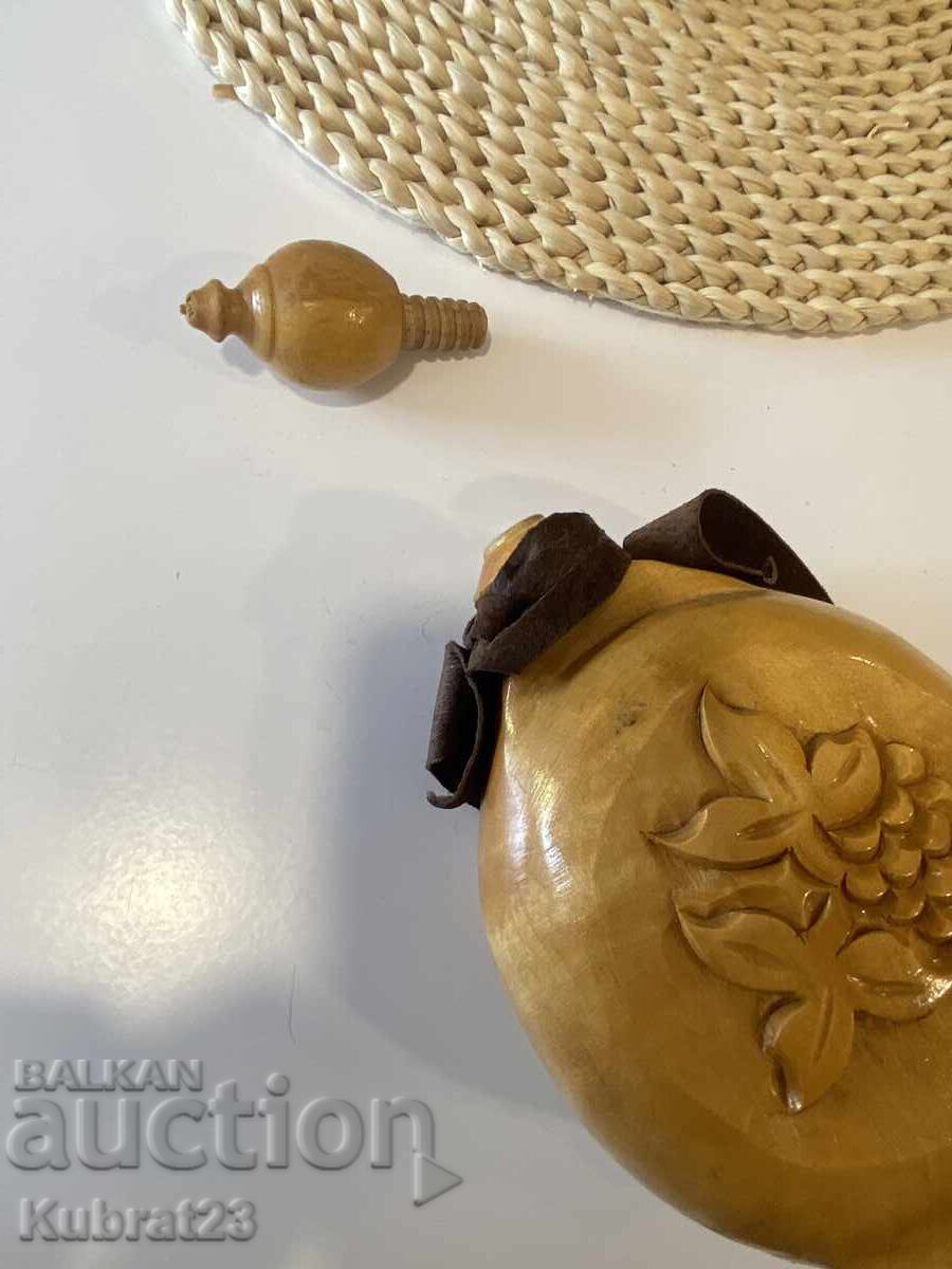 Licitație Butoiaș din lemn cu sculptură frumoasă Licitație Butoiaș din lemn cu sculptură frumoasă