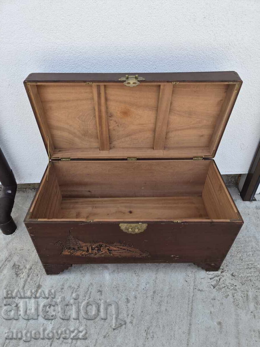 Ladă de zestre vintage din lemn cu sculptură!!! cu preț € 3.50 | 6.85 BGN Ladă de zestre vintage din lemn cu sculptură!!! cu preț € 3.50 | 6.85 BGN
