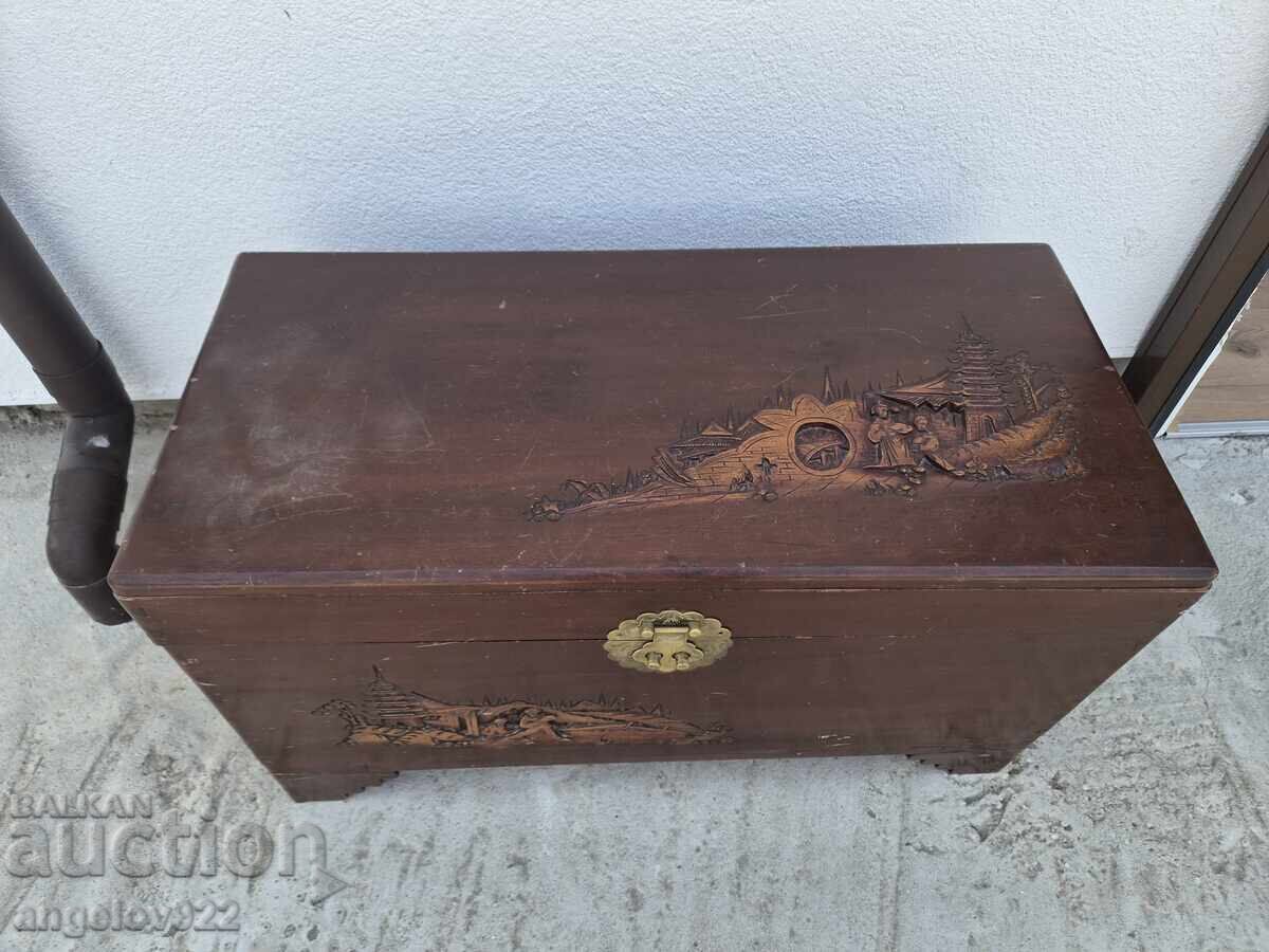 Licitație Ladă de zestre vintage din lemn cu sculptură!!! Licitație Ladă de zestre vintage din lemn cu sculptură!!!