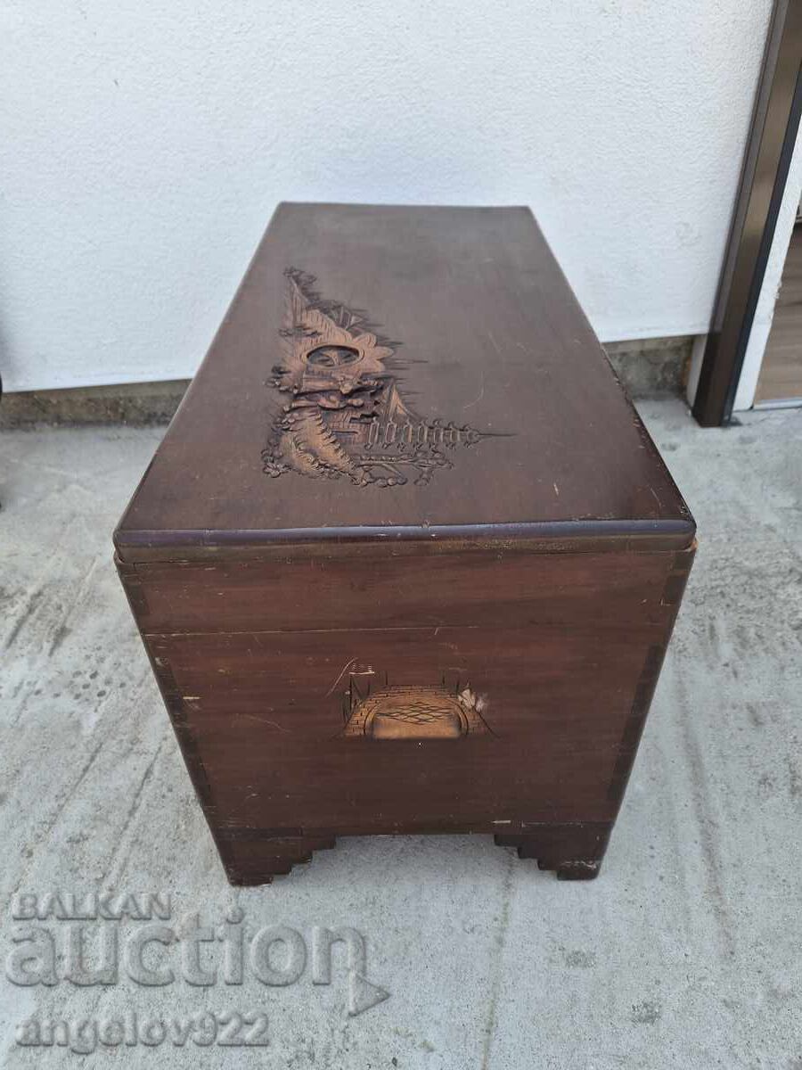 Livrarea Ladă de zestre vintage din lemn cu sculptură!!! Livrarea Ladă de zestre vintage din lemn cu sculptură!!!