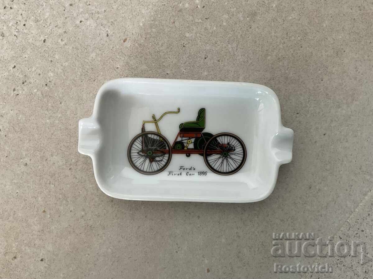 Auction  Porcelain ashtray Königliche Porzellanfabrik Tettau
