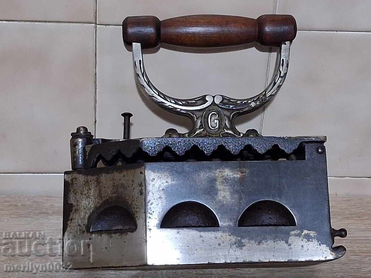Livrarea Un fier de călcat vechi în flăcări