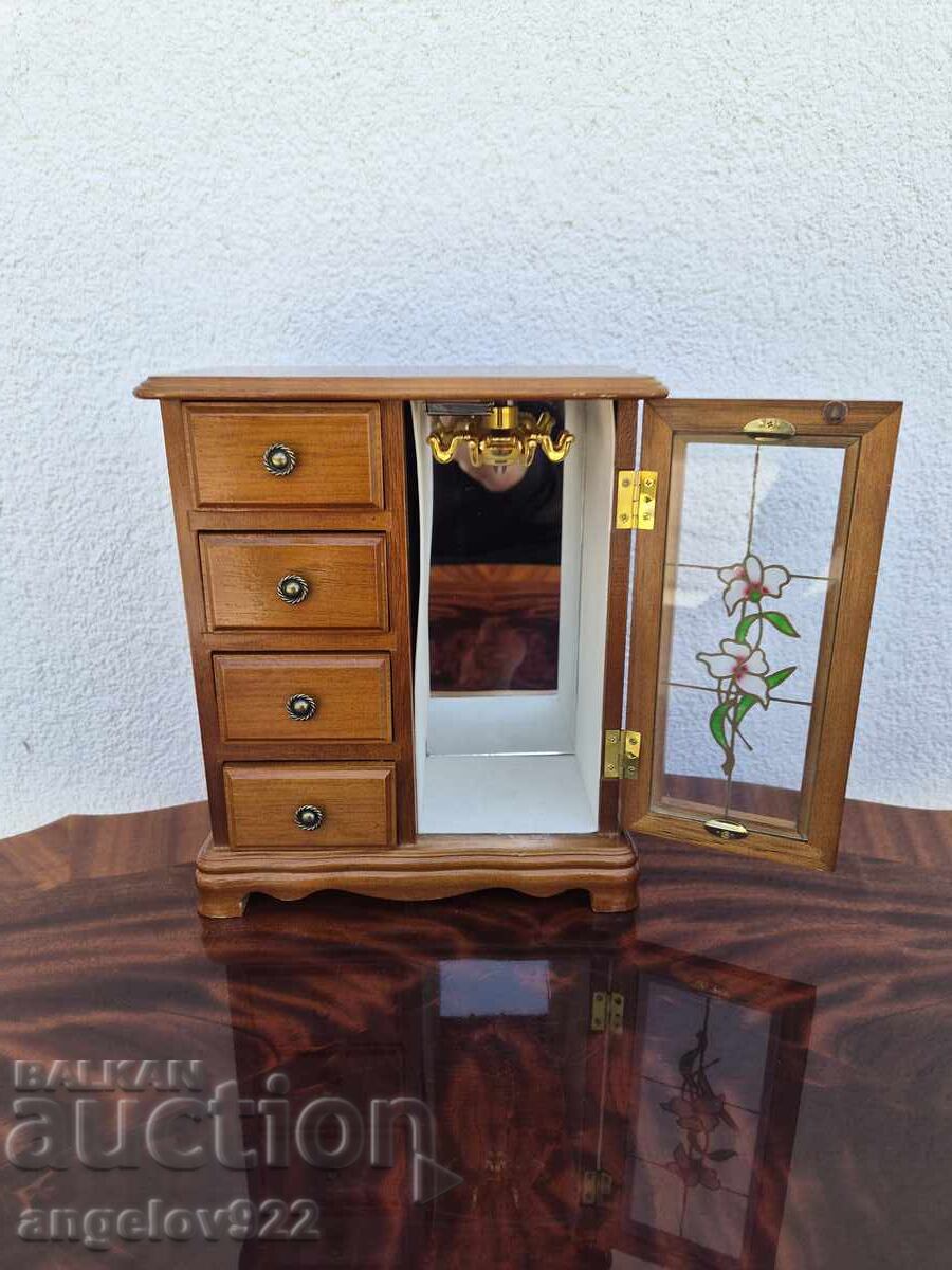 Auction  Beautiful wooden jewelry box!!!