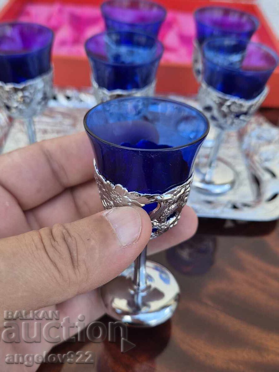 Παράδοση Όμορφο vintage γυάλινο σετ με μεταλλικό περίβλημα!!! Παράδοση Όμορφο vintage γυάλινο σετ με μεταλλικό περίβλημα!!!