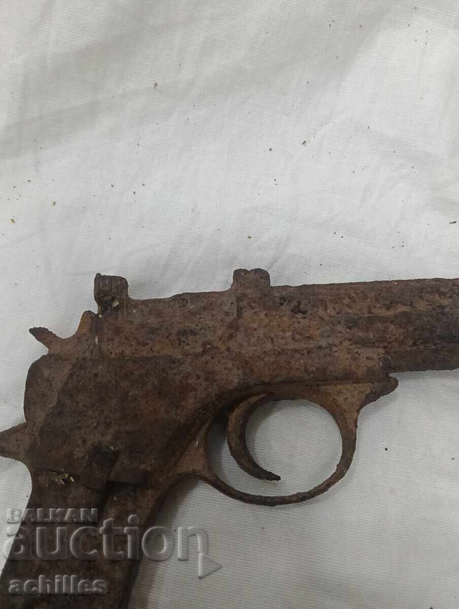 Auction  Rusty pistol