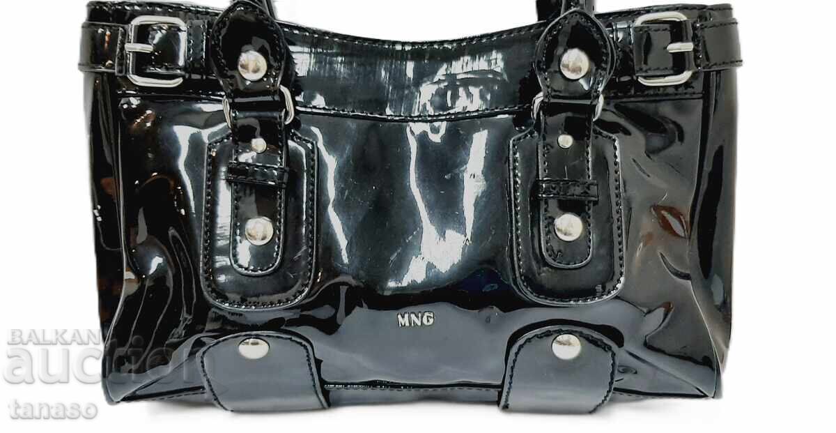 Geantă din piele lăcuită neagră – 33 × 21,5 cm – vi cu preț € 28.00 | 54.76 BGN Geantă din piele lăcuită neagră – 33 × 21,5 cm – vi cu preț € 28.00 | 54.76 BGN