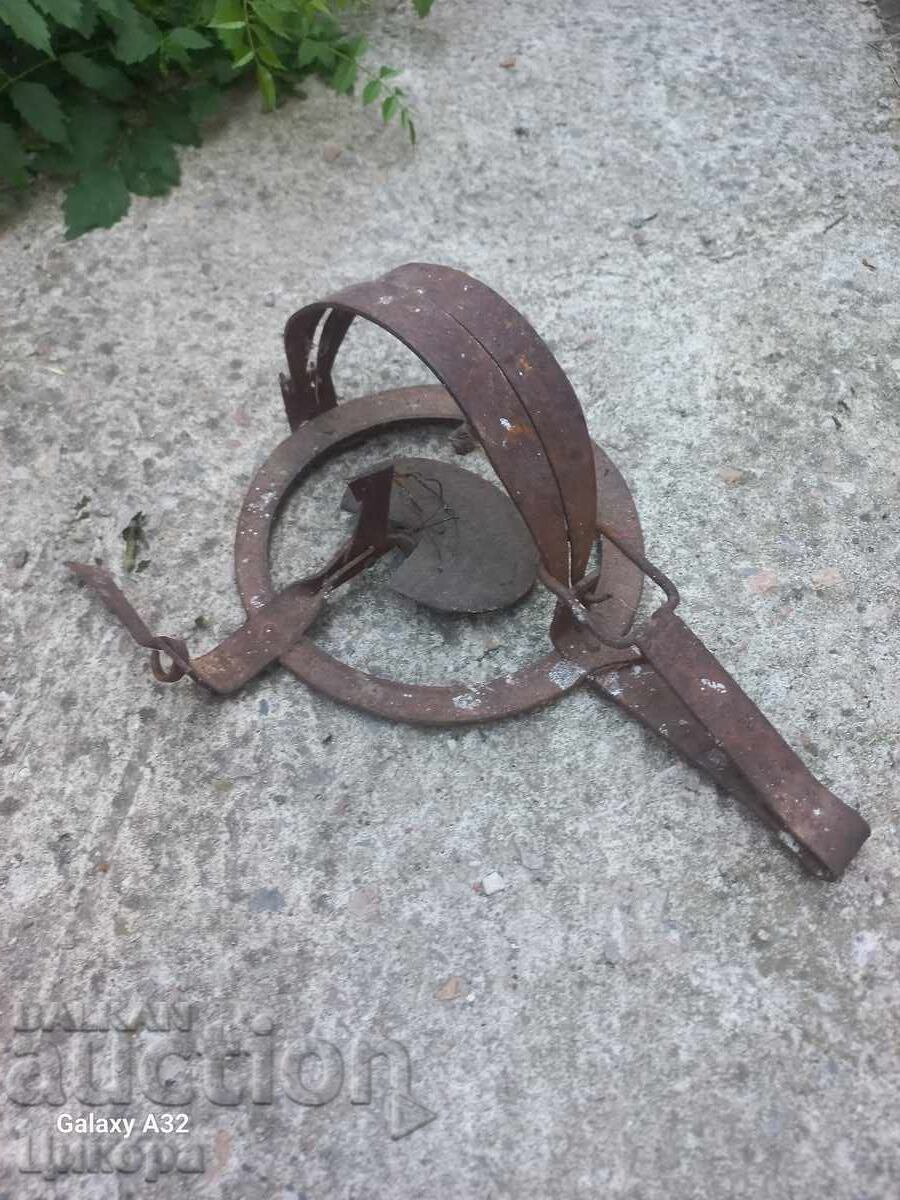 CAPCANĂ VECHE PENTRU VÂNAT CAPCANĂ VECHE PENTRU VÂNAT