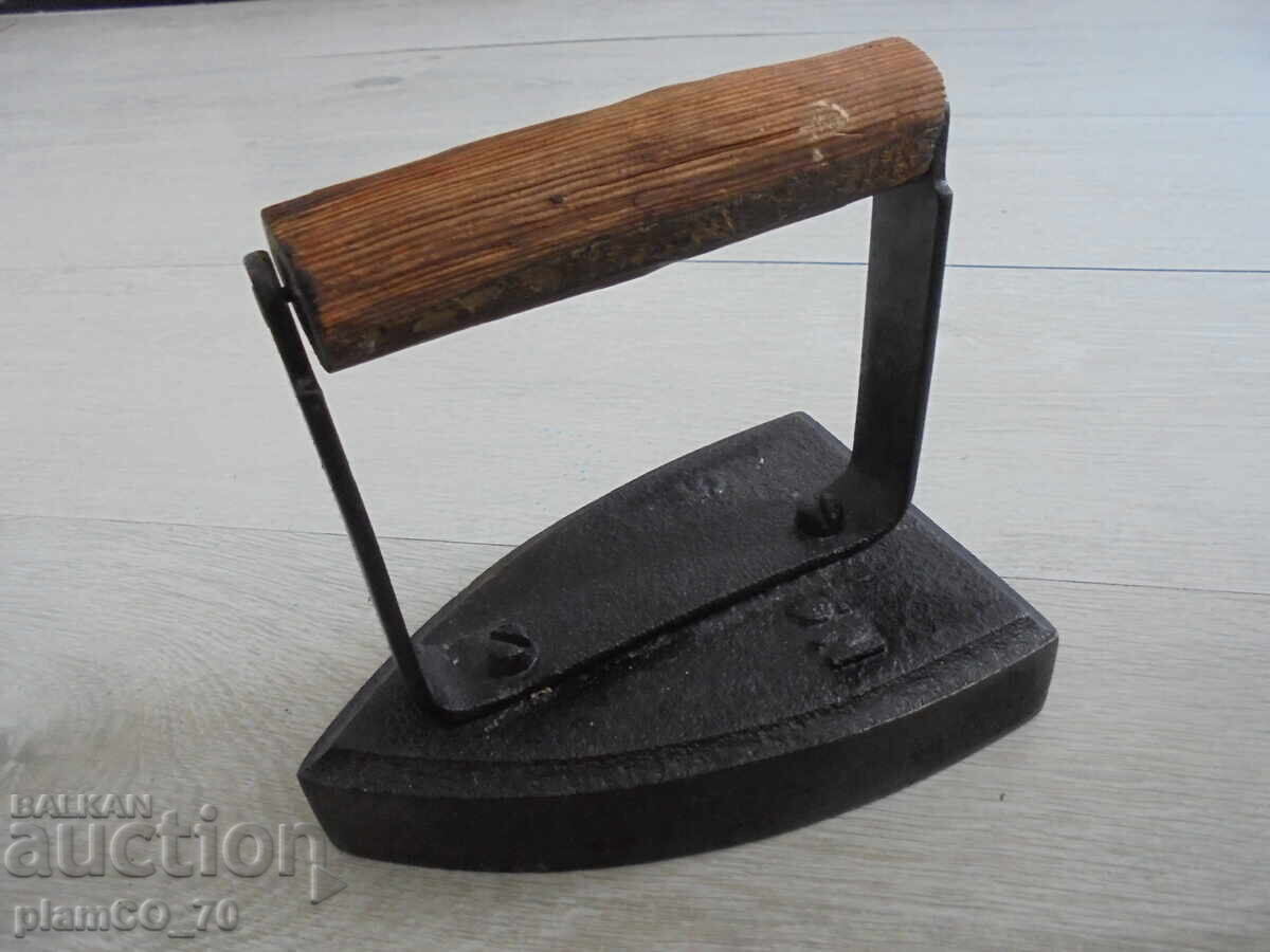 Nr. 8680 Fier de călcat vechi din fontă – obiect retro autentic Nr. 8680 Fier de călcat vechi din fontă – obiect retro autentic