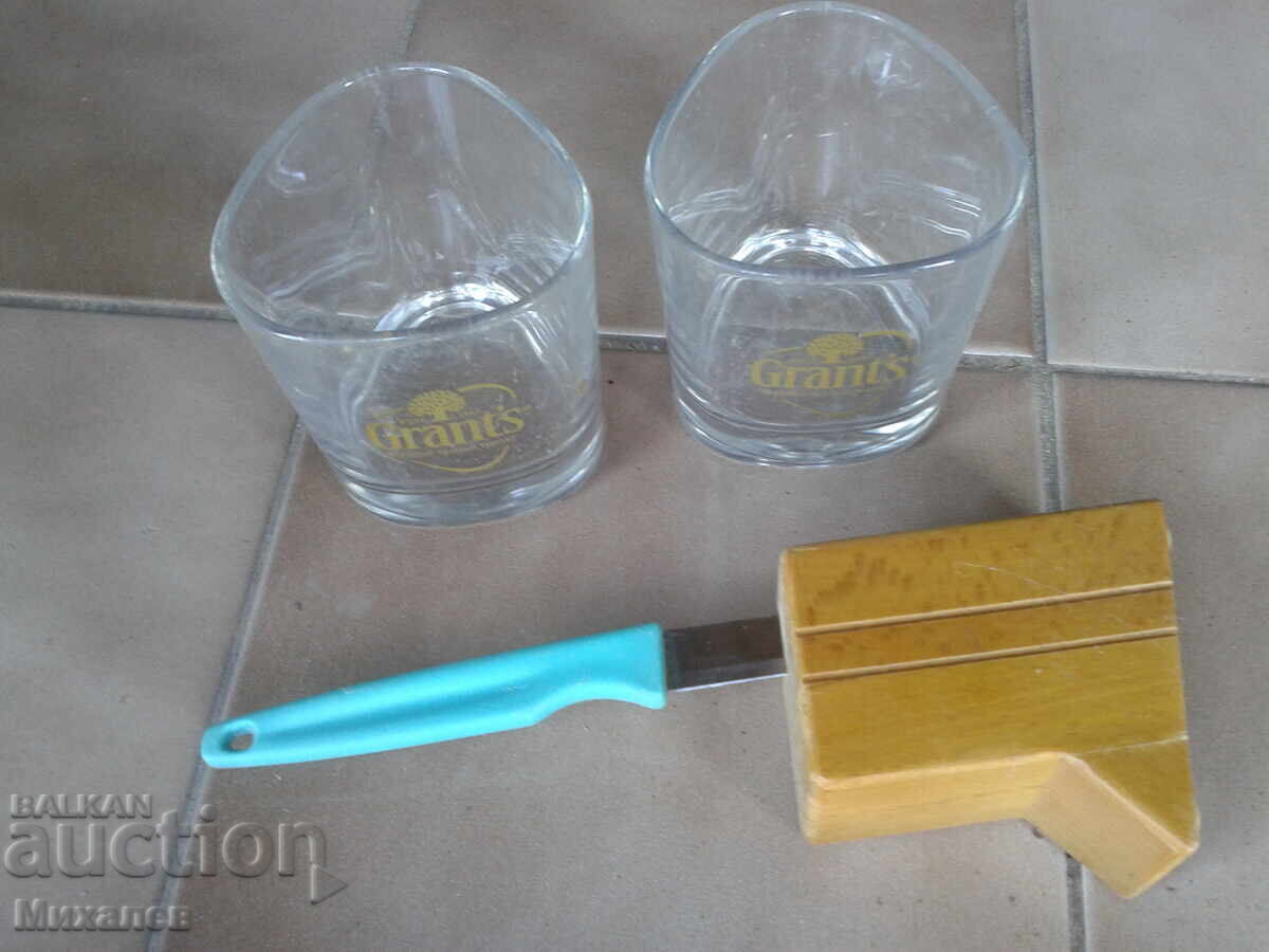 две стъклени чаши + дървено кубче за ножчета с ножче