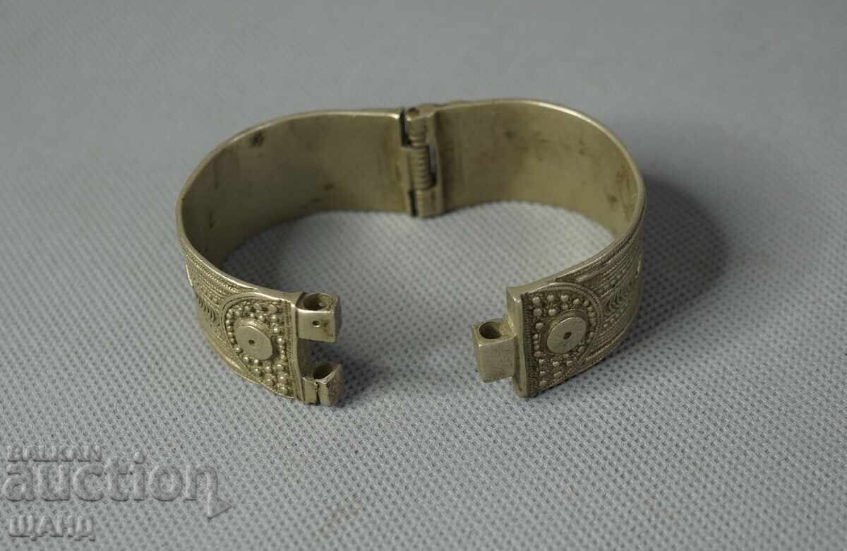 Delivery of Revival period bracelet, ornament, folk costume jewelry