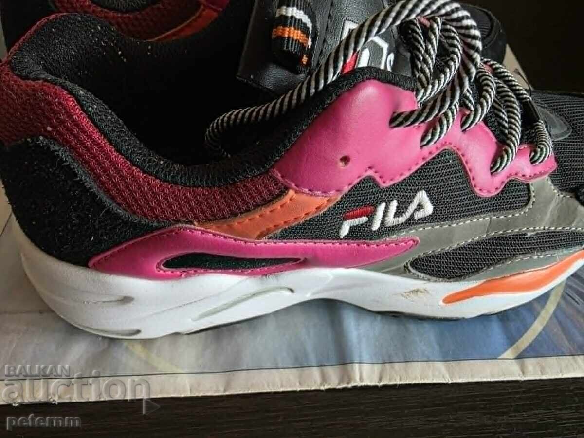 Оригинални маратонки FILA като нови с цена € 25.00 | 48.90 лв. Оригинални маратонки FILA като нови с цена € 25.00 | 48.90 лв.