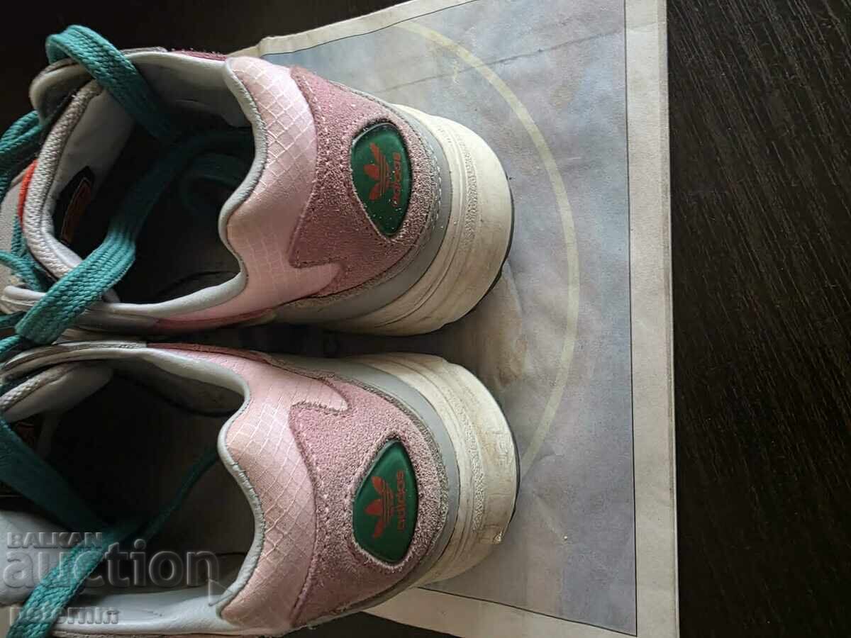 Selling original women's Adidas sneakers like new with price € 25.00 | 48.90 BGN Selling original women's Adidas sneakers like new with price € 25.00 | 48.90 BGN