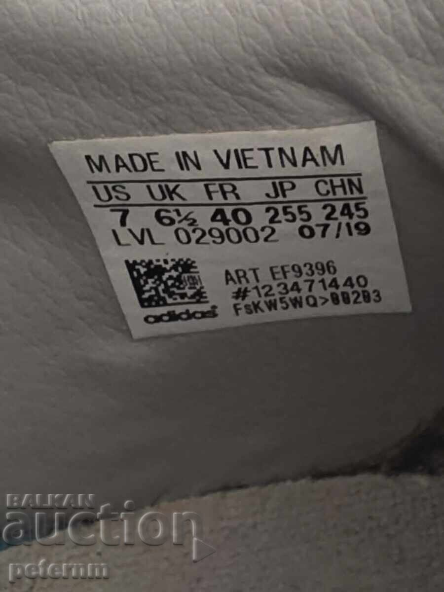 Auction Selling original women's Adidas sneakers like new Auction Selling original women's Adidas sneakers like new