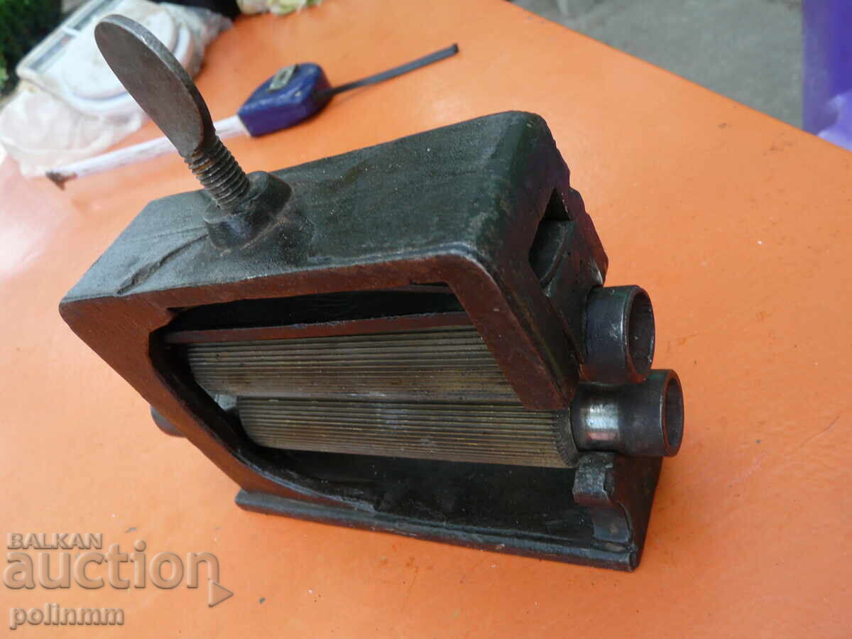 Old roller press with price € 30.00 | 58.68 BGN