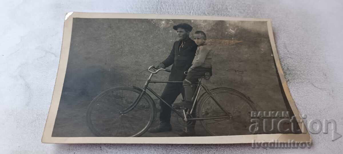 Снимка Живково Ихтиманско Мъж и момче с ретро велосипед 1929