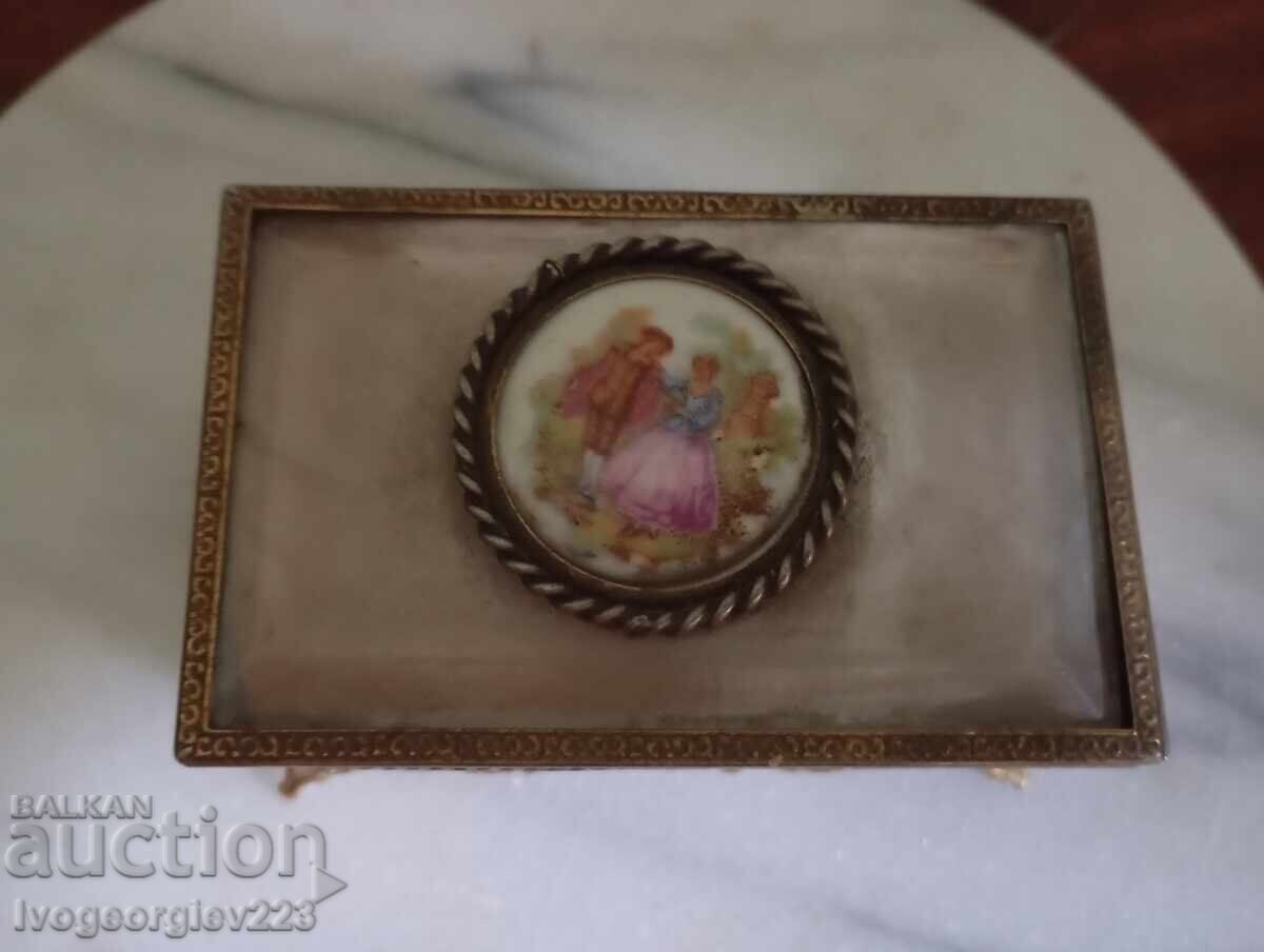Vintage κοσμηματοθήκη με τιμή € 20.00 | 39.12 BGN