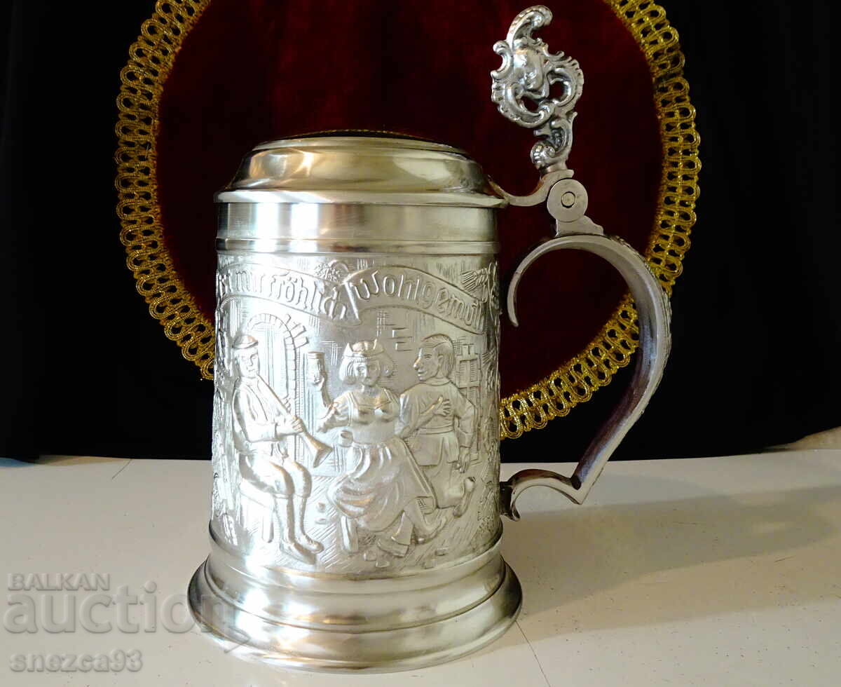 Pewter mug with embossed wedding scene 740 g