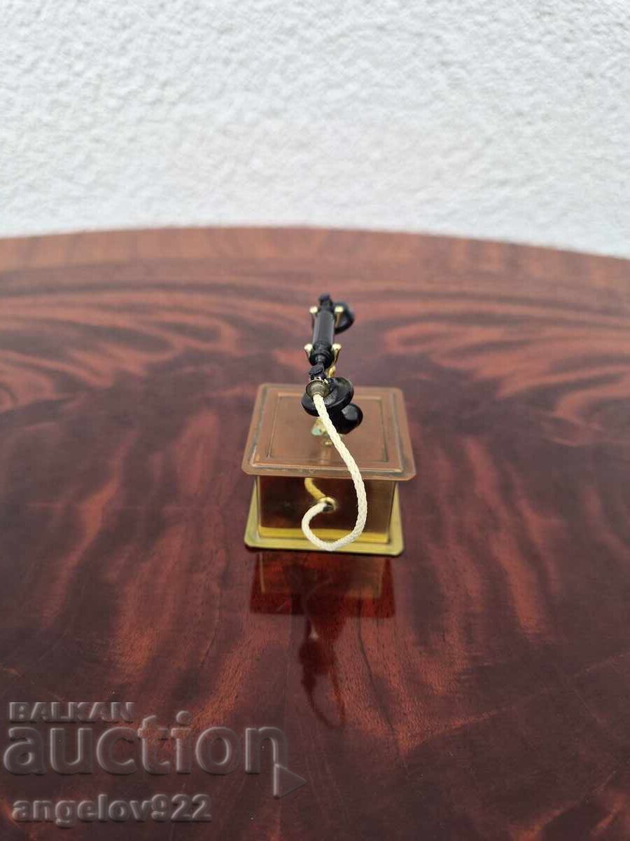 Telefon englezesc miniatural din metal!!! cu preț € 2.50 | 4.89 BGN Telefon englezesc miniatural din metal!!! cu preț € 2.50 | 4.89 BGN