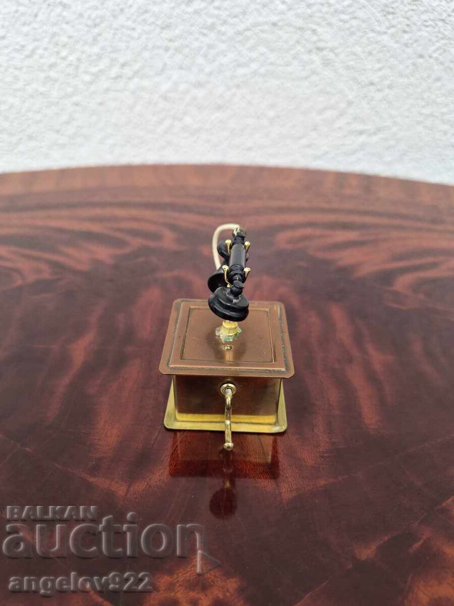 Livrarea Telefon englezesc miniatural din metal!!! Livrarea Telefon englezesc miniatural din metal!!!