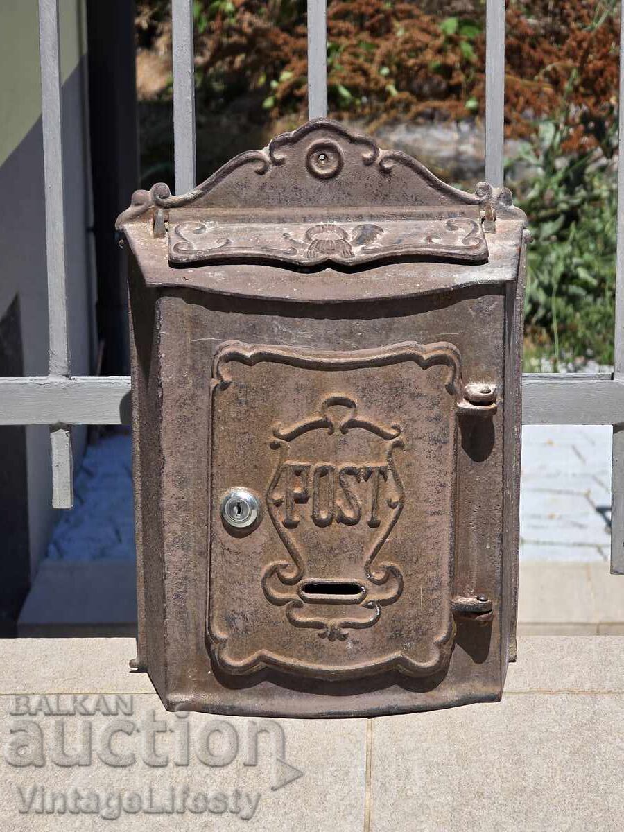 Παλαιό γαλλικό γραμματοκιβώτιο από χυτοσίδηρο