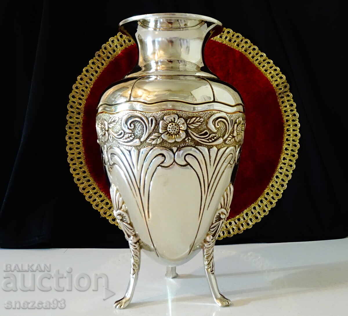 Vază din cupru argintat pe piciorușe 870 g, Art Nouveau cu preț € 49.99 | 97.77 BGN