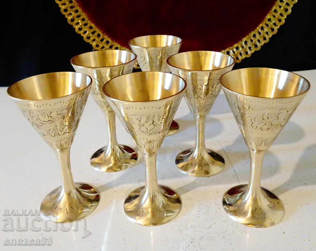 Бронзови чаши на столче,гравирани,позлата. с цена € 41.94 | 82.03 лв.