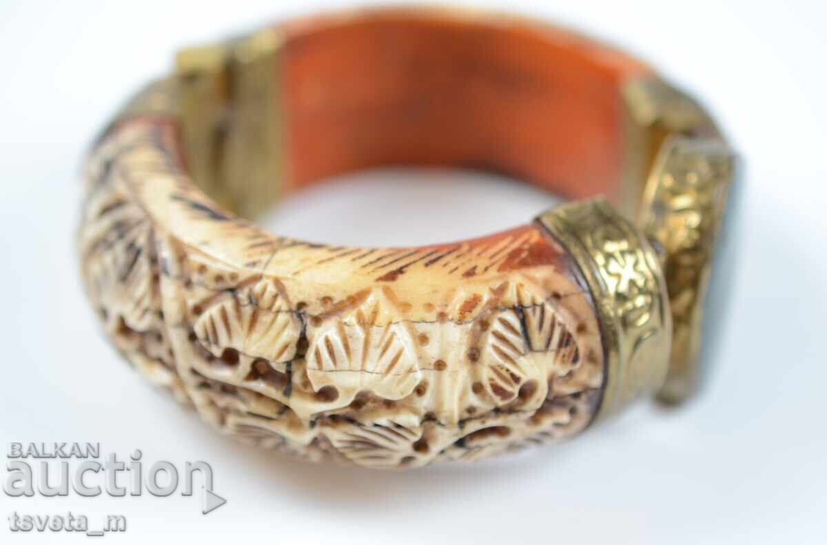 Delivery of Vintage bone bracelet with brass fittings and oval stone