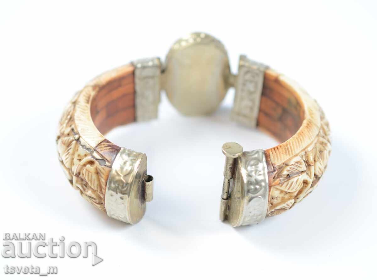 Delivery of Vintage bone bracelet with brass fittings and oval stone
