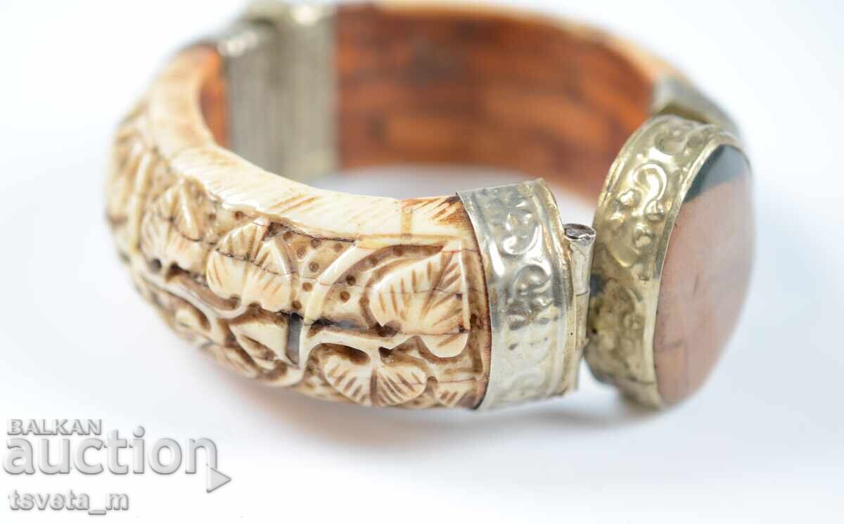 Vintage bone bracelet with brass fittings and oval stone - 5