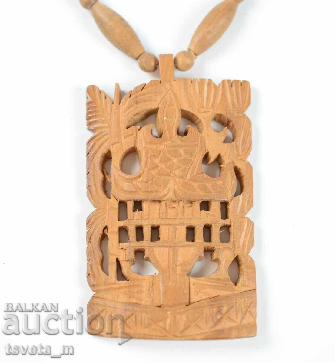Colier vintage din mărgele de lemn cu medalion cu preț € 4.00 | 7.82 BGN Colier vintage din mărgele de lemn cu medalion cu preț € 4.00 | 7.82 BGN