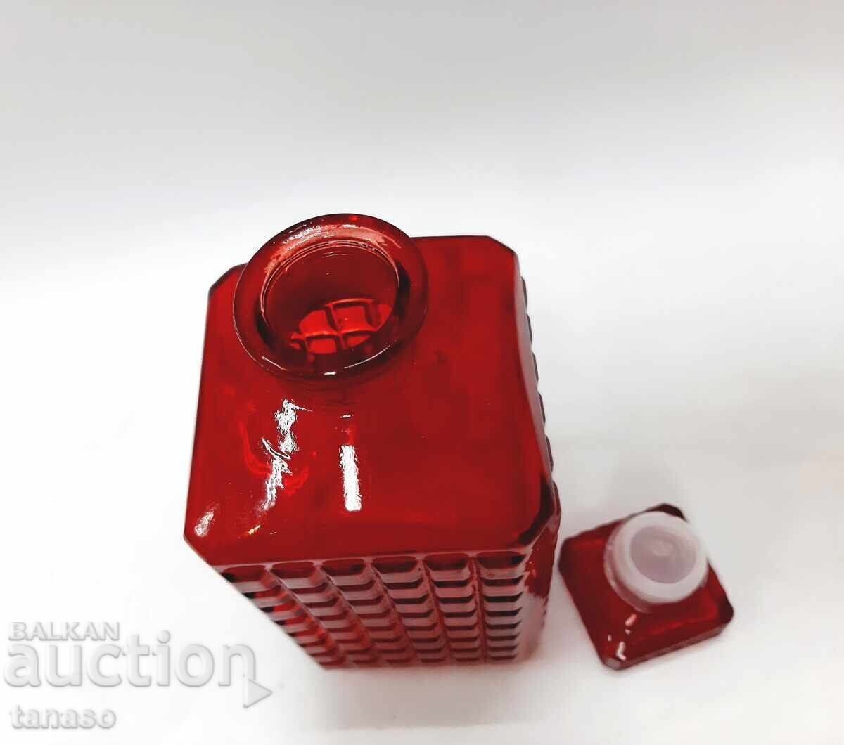 Carafă din sticlă presată roșie, decantor - 6 Carafă din sticlă presată roșie, decantor - 6