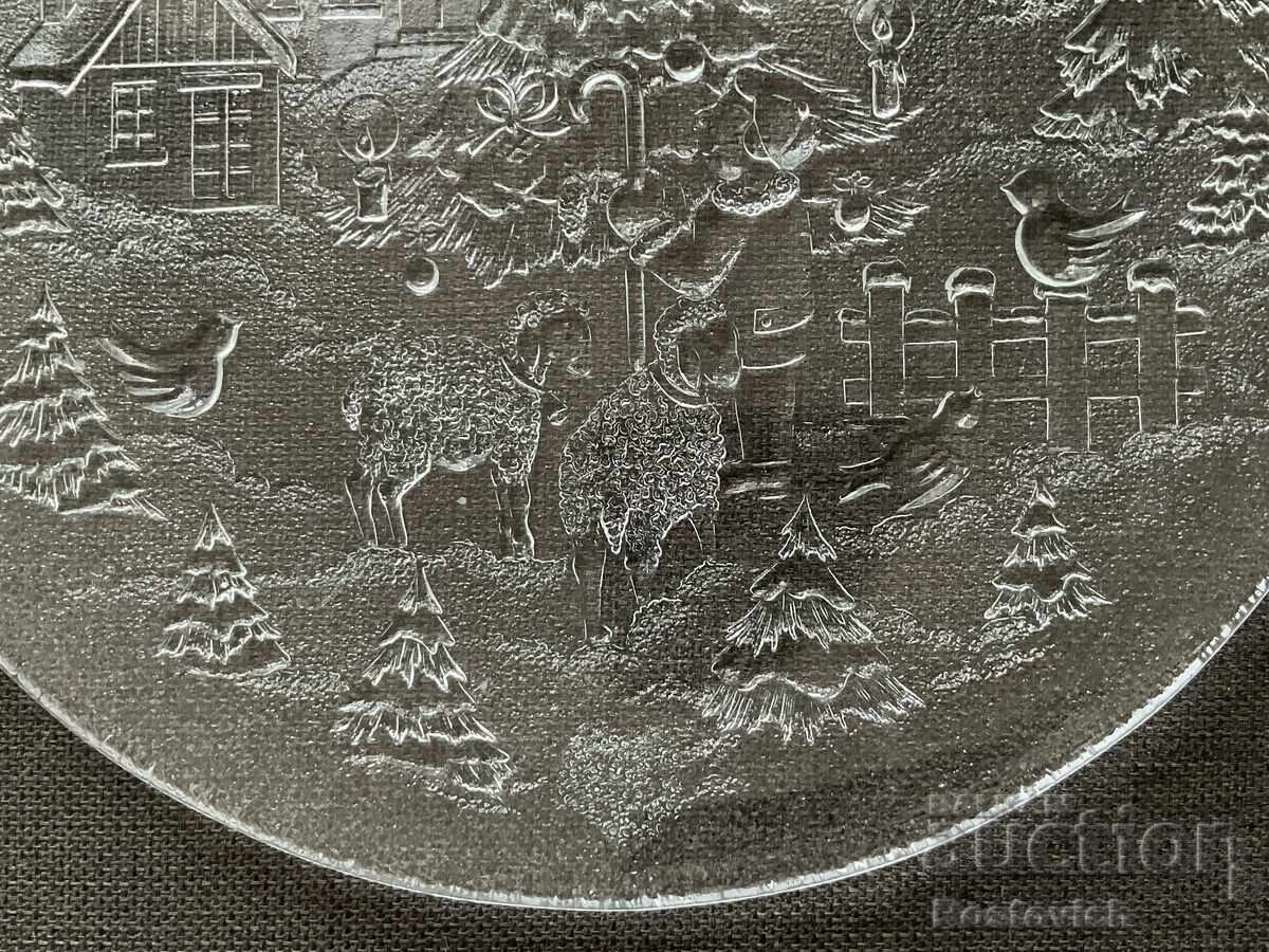 Голяма стъклена коледна чиния, Италия. с цена € 15.88 | 31.06 лв. Голяма стъклена коледна чиния, Италия. с цена € 15.88 | 31.06 лв.