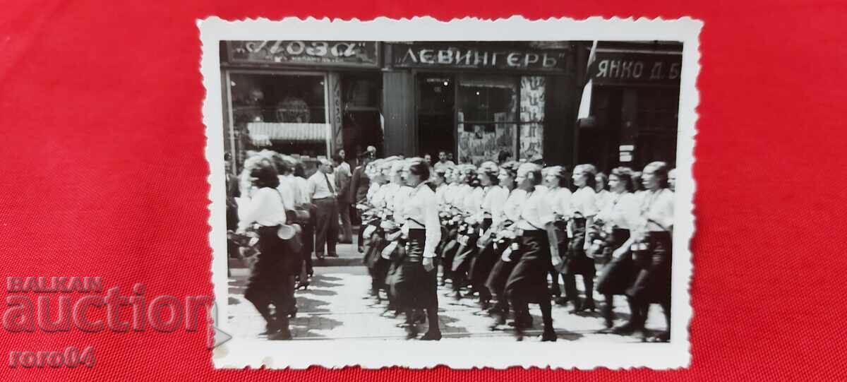 ΑΠΟ ΕΝΑ ΕΥΡΩ